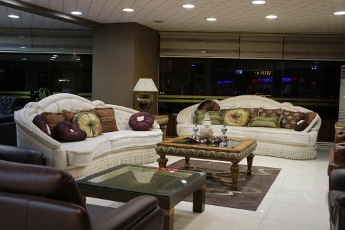 Business Grand Hotel - image 2