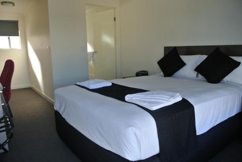 Dooleys Tavern & Motel Springsure The 3-star MAS Country Dooleys Springsure offers comfort and convenience whether youre on business or holiday in Springsure. Offering a variety of facilities and services, the property provides all y