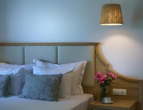 2 twin beds, 1 sofa bed