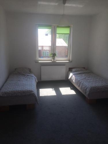 3 twin beds