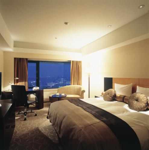 Standard Queen Room (30th-33rd Floor)