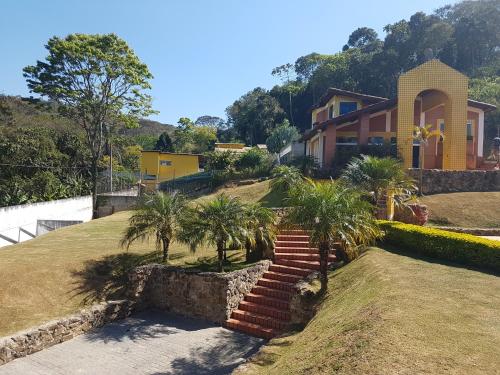 Casa amarela em Mairipora com piscina aquecida