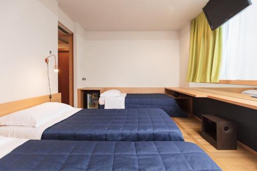 3 twin beds