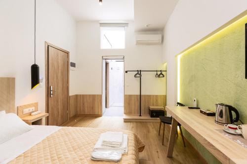 Ark 68 City Rooms Set in a prime location of Crete Island, Ark 68 City Rooms puts everything the city has to offer just outside your doorstep. The property offers guests a range of services and amenities designed to pr