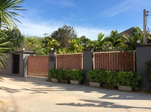 Baan Pinya Cosy One Bedroom Executive Bungalow thumbnail 4