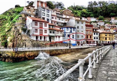  La NANA del MAR / The LULLABY of the SEA on old harbour in Cudillero
