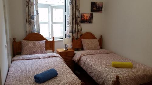 2 twin beds, 2 bunk beds