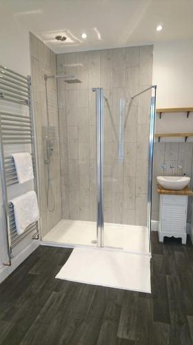 Shower, Tippys Guesthouse in Newquay City Center
