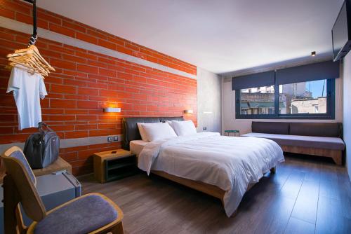 Urban Donkey Stop at Urban Donkey to discover the wonders of Thessaloniki. The property offers a high standard of service and amenities to suit the individual needs of all travelers. Service-minded staff will welc