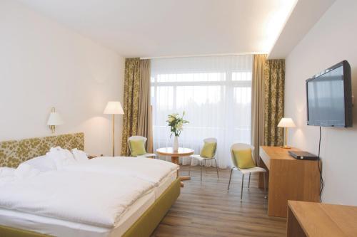 Hotel Alexandersbad Ideally located in the prime touristic area of Bad Alexandersbad, Hotel Alexandersbad promises a relaxing and wonderful visit. The hotel offers guests a range of services and amenities designed to pro