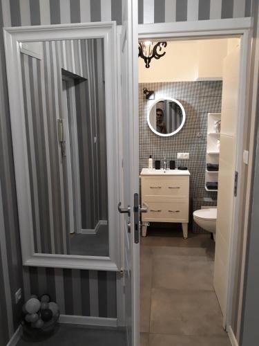 2 Bedroom City Center Apartment - image 6