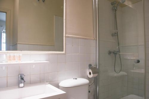 Deluxe Double or Twin Room image 2