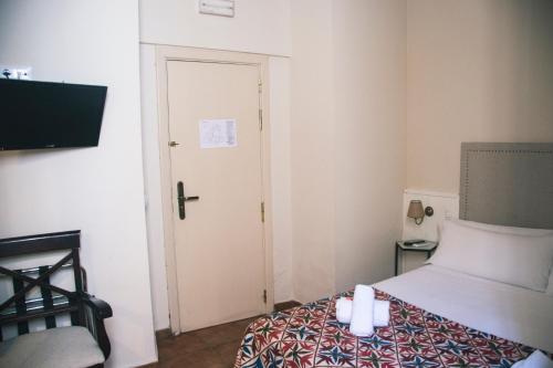 Double or Twin Room image 8