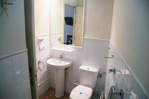 Double or Twin Room image 7