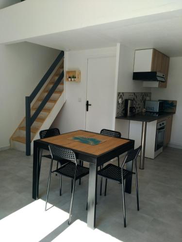 Petit Loft T2 bis mezzanine avec jardin et piscine