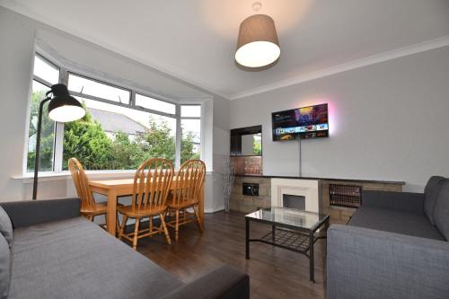 Sighthill 3 Bedrooms with Private Garden - Accommodation - Edinburgh