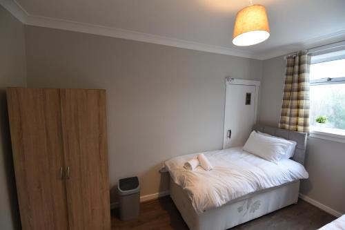 Sighthill 3 Bedrooms with Private Garden, Эдинбург (фото 8)