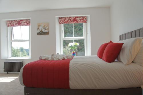 Luxury 4 Bed W Parking & Country Views
