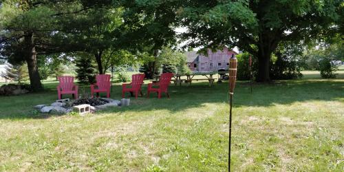 Beckers Private Studio 2 Queen Beds, 1 Futon with a Great Back Yard! in Auburn, USA