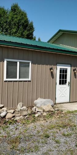 Beckers Private Studio 2 Queen Beds, 1 Futon with a Great Back Yard! in Auburn, USA