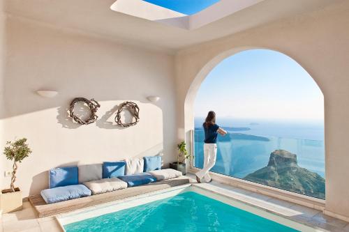 Grand Suite with Private Heated Pool and Caldera View