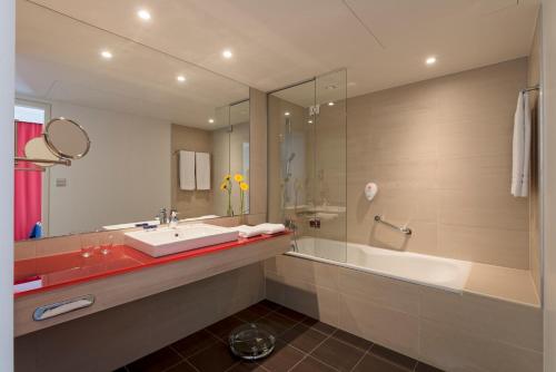 room detail thumbnail 2