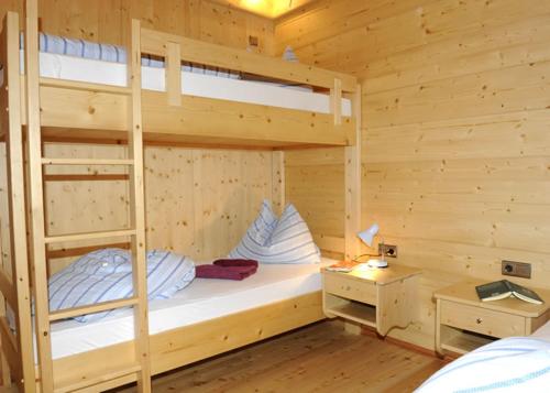 2 bedrooms, 5 beds