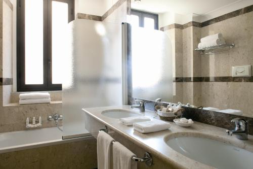 Bathroom, Katane Palace Hotel in Catania