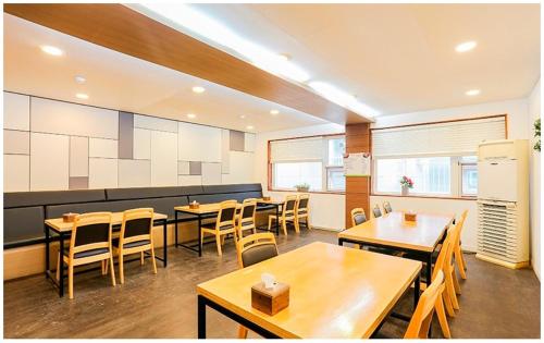 Raon Stay Raon Stay is perfectly located for both business and leisure guests in Kimhae-si. Both business travelers and tourists can enjoy the propertys facilities and services. Service-minded staff will welco