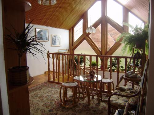  Leafy and tranquil with patio, Unterkunft in Budapest