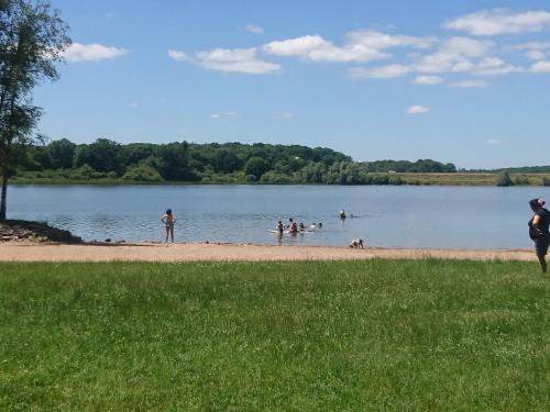 Au pied de l étang et du canal du Nivernais bazolles