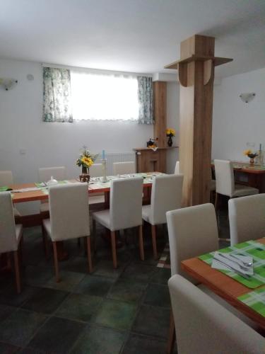 Étterem, Mama's House near Ljubljanai repülőtér