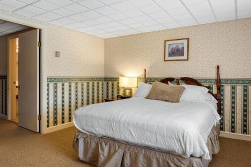 Coachman Inn Ideally located in the prime touristic area of Kittery, Coachman Inn promises a relaxing and wonderful visit. The hotel offers a wide range of amenities and perks to ensure you have a great time. Faci