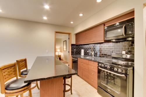 Wall Street Condo #114 - image 4