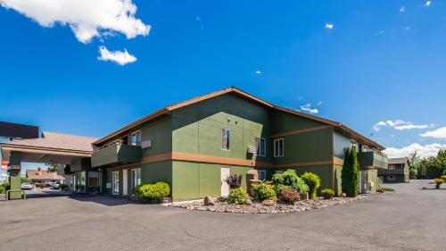 RiverTree Inn & Suites