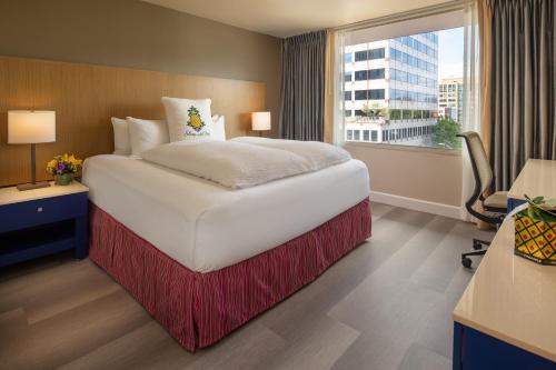 Staypineapple, Hotel Rose, Downtown Portland Room Type - King Room
