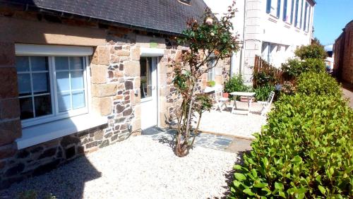 Ty Jeanne, le charme de la pierre au coeur du village gîte à louer Plougasnou