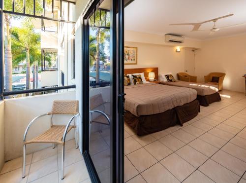 1 king bed, 1 twin bed