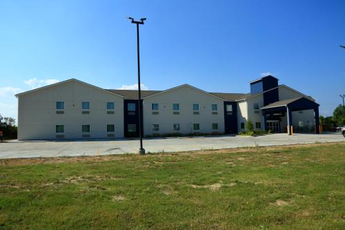 . Americas Best Value Inn & Suites-Prairieville