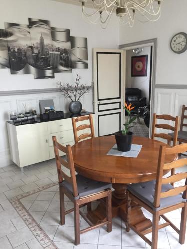 บริการและสิ่งอำนวยความสะดวก, maison de maitre in เมอลัง