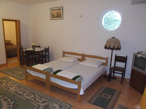 2 queen beds