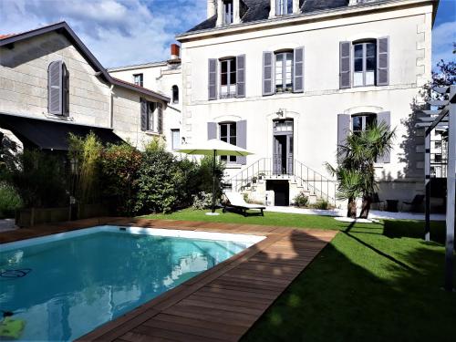 . Chambres d'Hôtes Maison La Porte Rouge