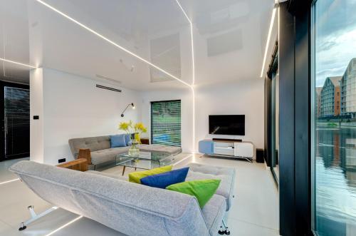 Instalações, Dom na Wodzie - Flohotel in Nether city