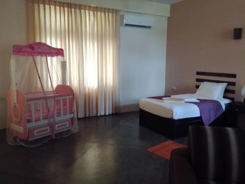 1 king bed, 2 twin beds