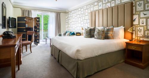 2 twin beds, 1 sofa bed