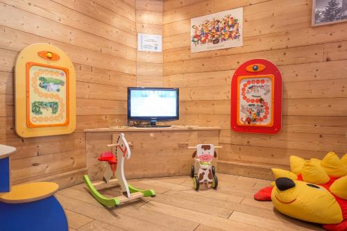 Shared lounge/TV area, Résidence Les Chalets du Forum in Saint-Bon-Tarentaise