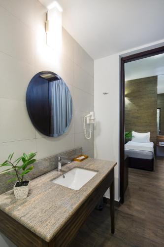 Deluxe Twin Room image 4