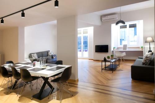 TONI'S 4BD near Classy KOLONAKI, locals enjoy it, Atenas