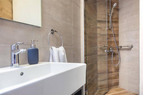 TONI'S Comfy 3BD home with patio, close to Metro, Atény (fotografie 9)