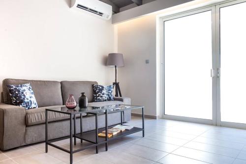 TONI'S Comfy 3BD home with patio, close to Metro, Atény (fotografie 8)